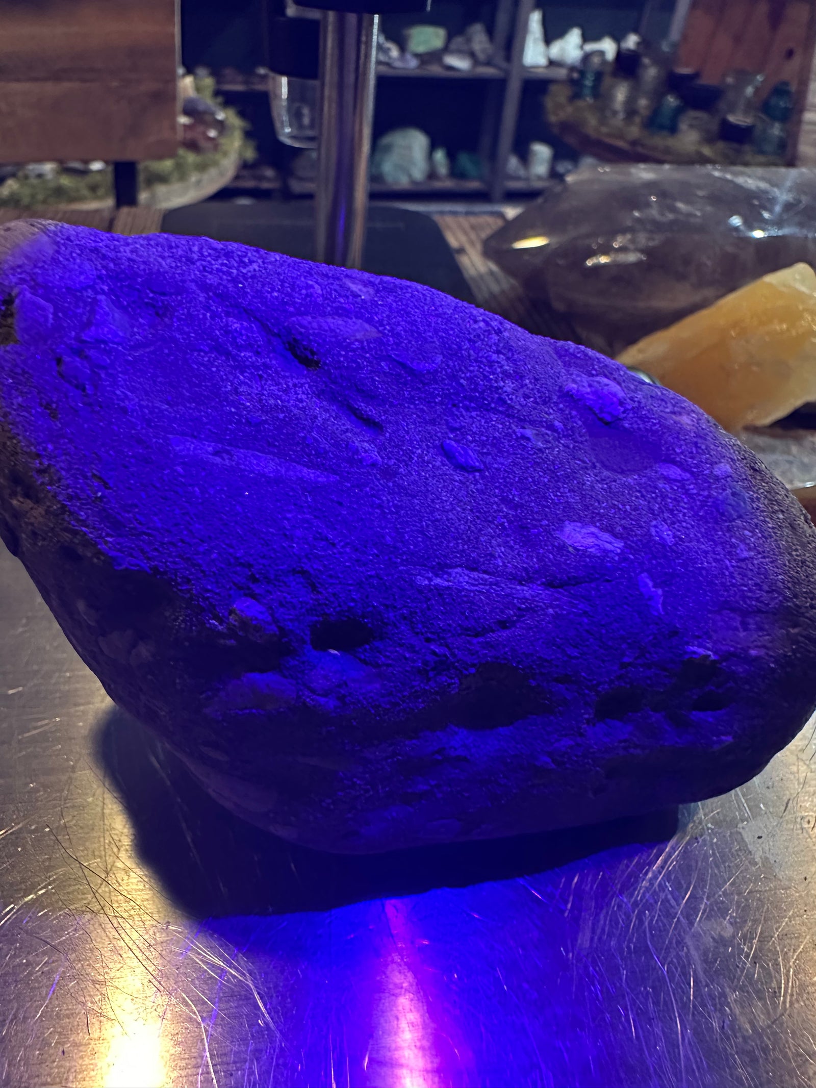 18 oz Fluorescent Fossiliferous Sandstone Riverbed Specimen — image 1